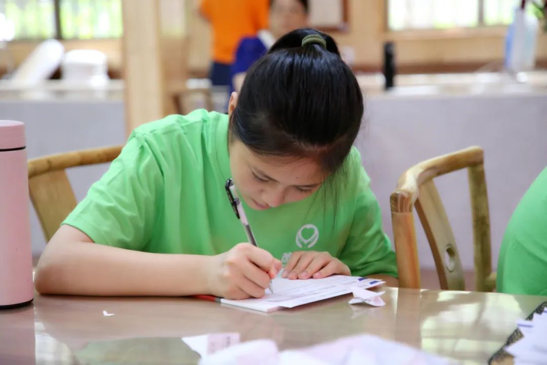 我們是父母實現心愿、寄托希望的神燈嗎？