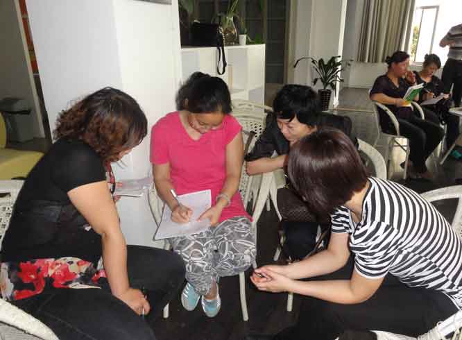 1731565352362331.jpg 學(xué)員認(rèn)真填寫互動(dòng)表格.jpg