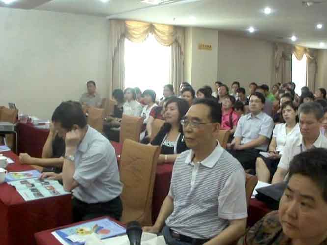 1731565766441563.jpg 各界人士認真聽胡總授課.jpg